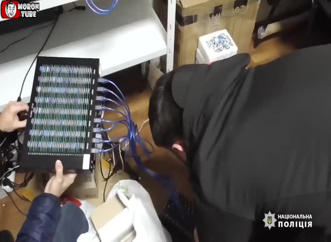 Video :Ukrainian authorities uncover a Russian bot farm that manipulated social media using 1
